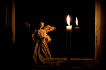 Engels-Skulptur neben einer Kerze