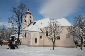 eine Kirche umgeben von Schnee